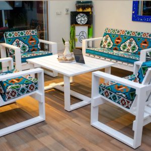 Salon en bois rouge avec tissu margoume