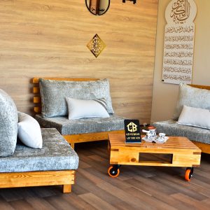 Salon en bois rouge avec tissu boucle