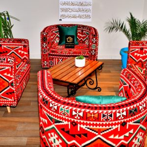Accueil Chaises en bois rouge avec tissu margoum