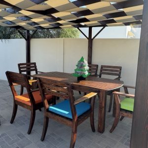 A propos Pergola avec Table et chaises en bois