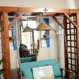 balançoire en bois rouge avec tissu imperméable