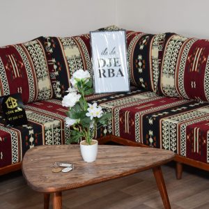 salon en bois rouge avec tissu margoum